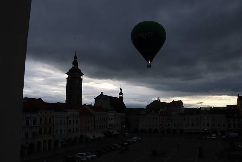 Čtyři horkovzdušné balony vzlétly ve čtvrtek v ranních hodinách z českobudějovického náměstí Přemysla Otakara II.