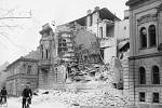 Po náletech v březnu 1945 zůstalo v Českých Budějovicích mnoho zmařených životů a zničených domů. Na snímku budova gestapa na Lannově třídě.