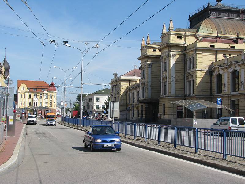 Zastávky Nádraží budou ve směru k viaduktům nově umístěny před vlakové nádraží. Tato změna je v plánu ještě v letošním roce. Také před autobusovým nádražím ve směru do Mánesovy ulice bude zastávka MHD zrušena, plně ji má nahradit ta v Žižkově třídě, která