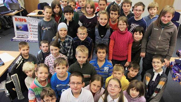 (Vpředu zleva) Jonáš Havelka, Vojtěch Hypša a Michaela Kašparová se mohou radovat z postupu do celostátního kola Logické olympiády, které se uskuteční v Praze. Mezi nejlepší se dostali  v kategorii 1. stupně základních škol.