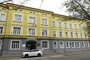 V této budově v Českých Budějovicích dříve sídlil oblastní spolek Českého svazu bojovníků za svobodu (ČSBS). Prostory ministerstva vnitra museli členové vyklidit.