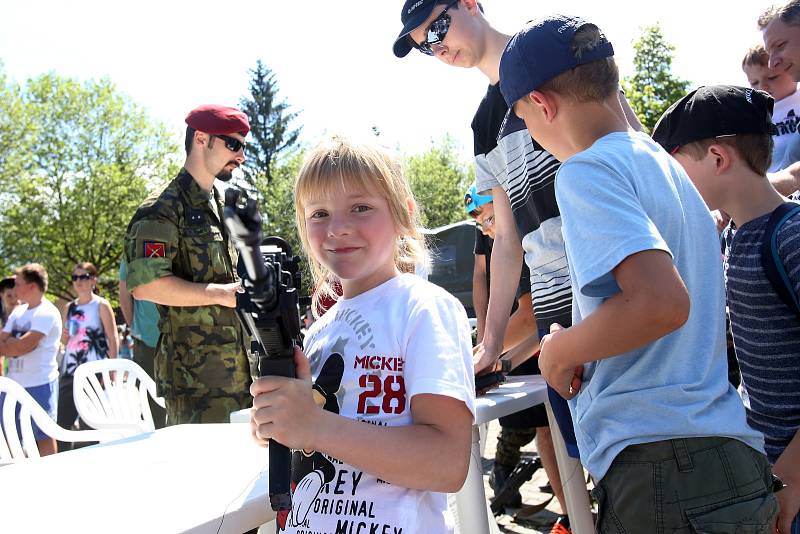 Na českobudějovické Výstaviště si děti přišly prohlídnout vojáky a jejich techniku.