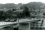 Zatěžkávací zkouška nového mostu přes Vltavu v Týně tanky 17. tankového pluku v létě 1968.