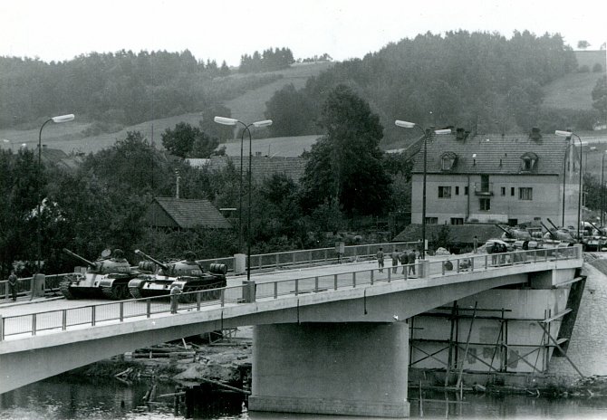 Zatěžkávací zkouška nového mostu přes Vltavu v Týně tanky 17. tankového pluku v létě 1968.