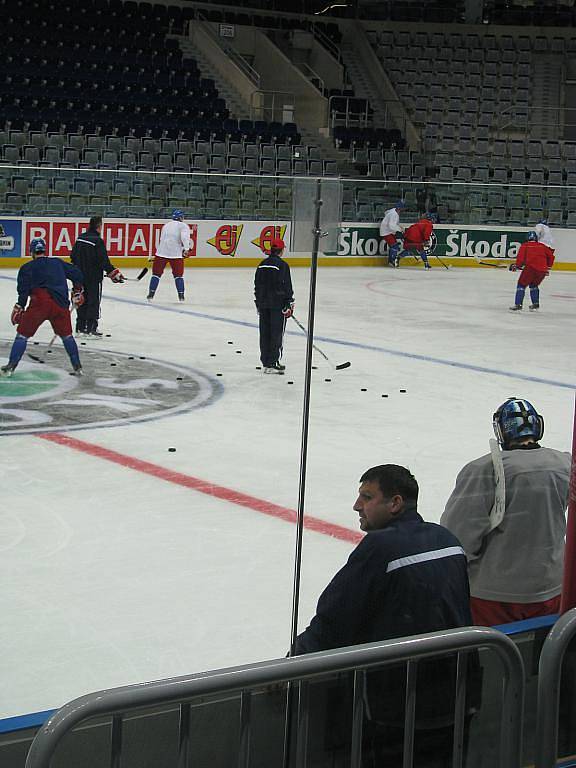 Český tým při tréninku v mannheimské SAP aréně. Na střídačce českobudějovický masér Pavel Vlašic