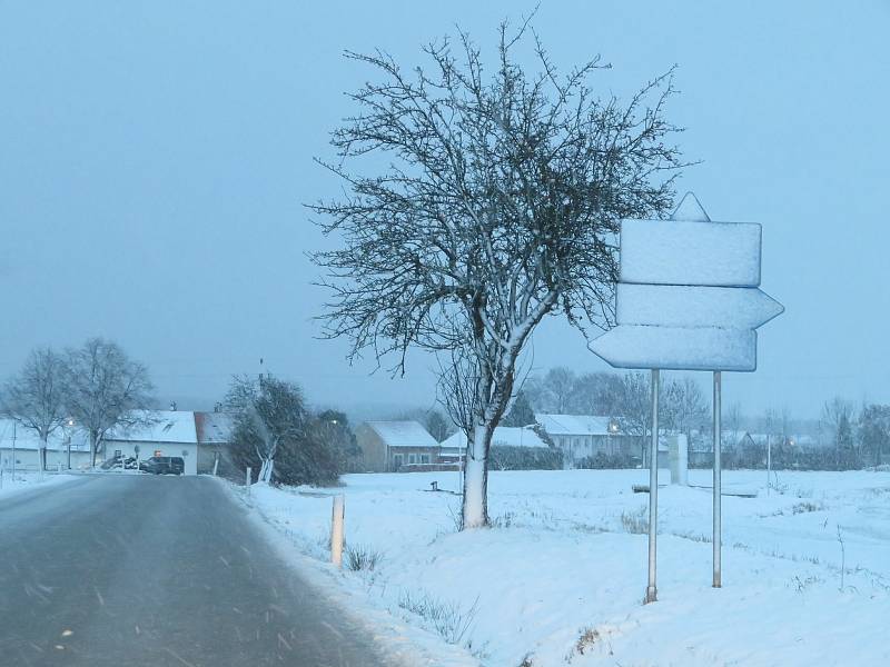 Předpovědi meteorologů se opět naplnily, v úterý 30. listopadu v podvečer vydatně sněžilo na celém území Jihočeského kraje.