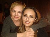 Už třiadvacet let žije Biljana Zjakič (na snímku vpravo se sestrou Ljiljanou Škorić) v Českých Budějovicích. 