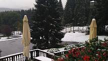 26.9.2020 - Takto to vypadalo ještě po 10. hodině ráno na terasách šumavského horského hotelu Alpská vyhlídka v zaniklé obci Bučina na pomezí českých a bavorských hranic.
