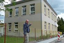 Jaroslav Pardamec před budovou bývalé obecní školy v Nesměni.