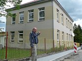 Jaroslav Pardamec před budovou bývalé obecní školy v Nesměni.