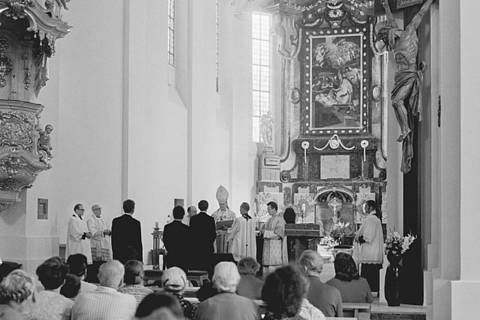 Poznáte svatebčany v budějovické katedrále ze srpna 1971?