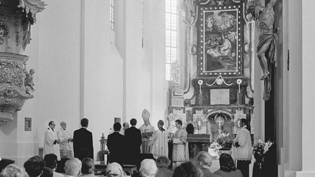Poznáte svatebčany v budějovické katedrále ze srpna 1971?