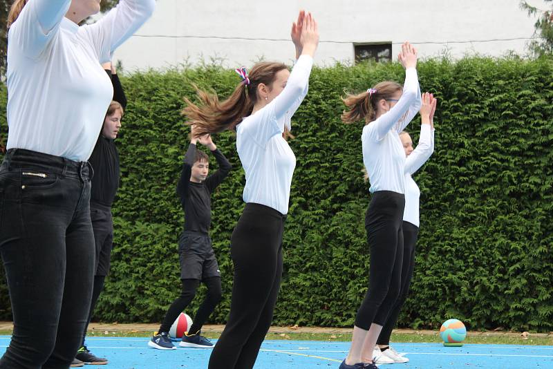 Studenti Gymnázia Česká nacvičili spartakiádní sestavu.