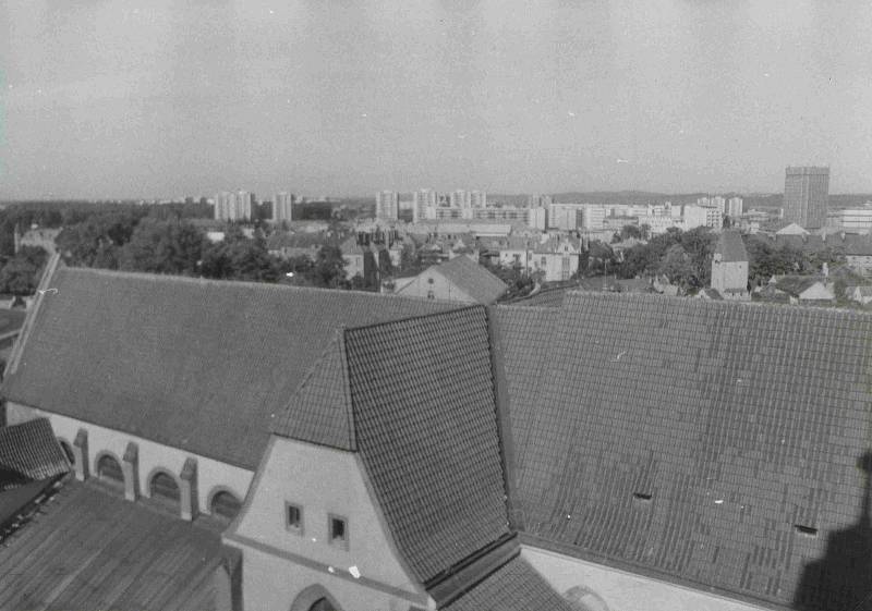 Pohled z lešení klášterní věže při její opravě na Pražské předměstí, vysoká budova vpravo je hotel Gomel. Foto ze sbírky fotografií a pohlednic Jiřího Dvořáka poskytl Státní okresní archiv České Budějovice