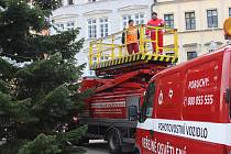 Výzdoba vánočního stromu v Českých Budějovicích na náměstí Přemysla Otakara II.