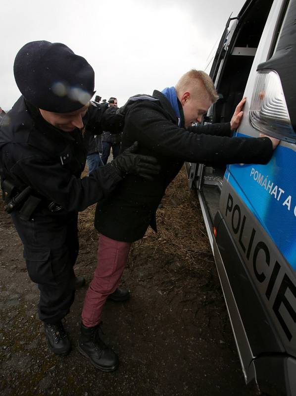 Jihočeští policisté cvičili na hranicích procedury spojené se zadržením migrantů a žadatelů o azyl. Roli uprchlíků sehráli při cvičení studenti policejní školy z Prahy – Hrdlořez.