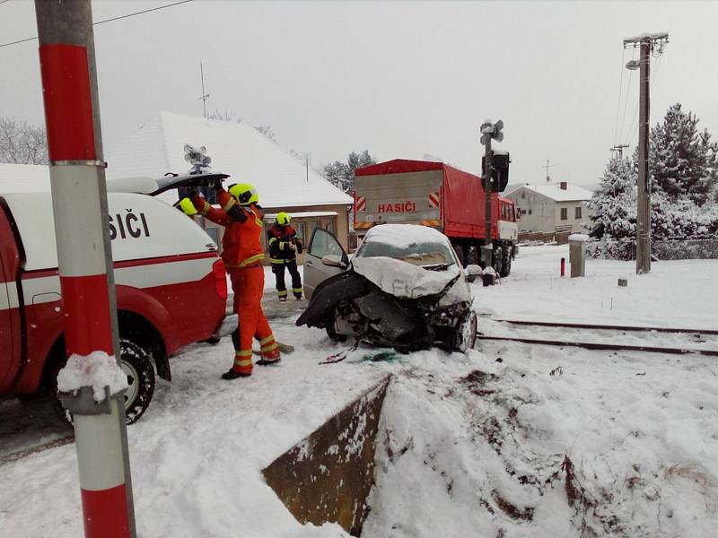 Střet osobního auta s vlakem na přejezdu v Kamenném Újezdu v 2018.