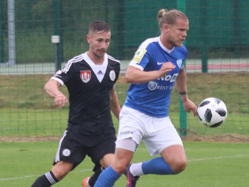 Matej Mrsič v dresu Dynama stíhá ještě donedávna svého spoluhráče Vojtěcha Šanderu: Dynamo - Táborsko v přípravném derby 1:3.