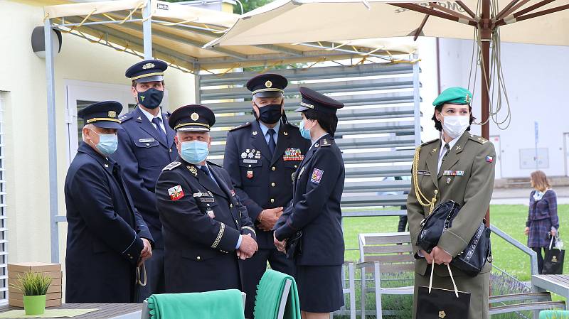 Hudba Hradní stráže a Policie ČR hrála v areálu budějovické nemocnice jako poděkování zdravotníkům za nasazení v době pandemie.