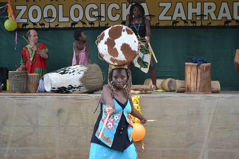 V neděli 8. srpna se rozezní bubny a zpěv africké skupiny Uganda Dancers Band.