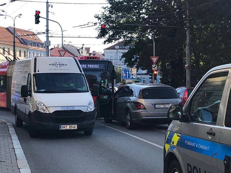 Čtvrteční ranní nehoda trolejbusu a dvou aut na českobudějovickém Mariánském náměstí zkomplikovala dopravu.