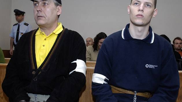 Jen osm let strávil ve vězení John Pacovský (vpravo), spolupachatel trojnásobné vraždy v Litvínovicích.
