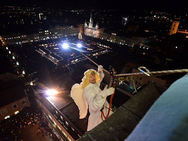 Přílet anděla na českobudějovické náměstí.