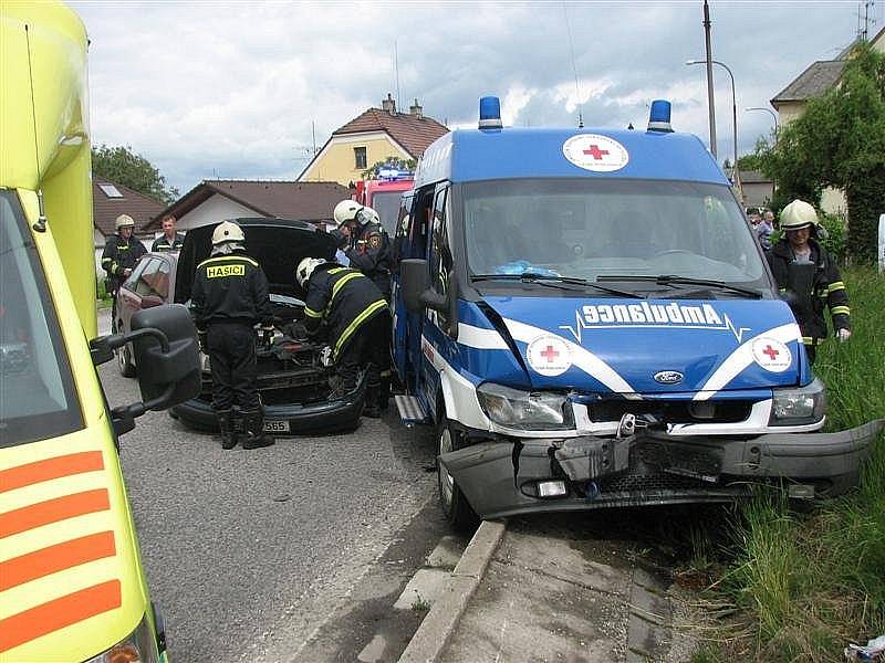V květnu 2010 se ve Starých Hodějovicích na silnici vedoucí na Vidov střetlo osobní automobil se sanitkou. Zasahující hasiči pomohli s transportem převážené pacientky do jiného sanitního vozu.