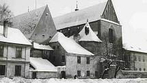 Klášterní kostel, solnice a stará zástavba, 1940. Foto ze sbírky fotografií a pohlednic Jiřího Dvořáka poskytl Státní okresní archiv České Budějovice