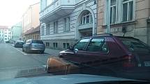 V Českých Budějovicích jsou téměř v každé ulici popadané popelnice, některé se zastavily až o auto. Snímek je ze  Štítného ulice.