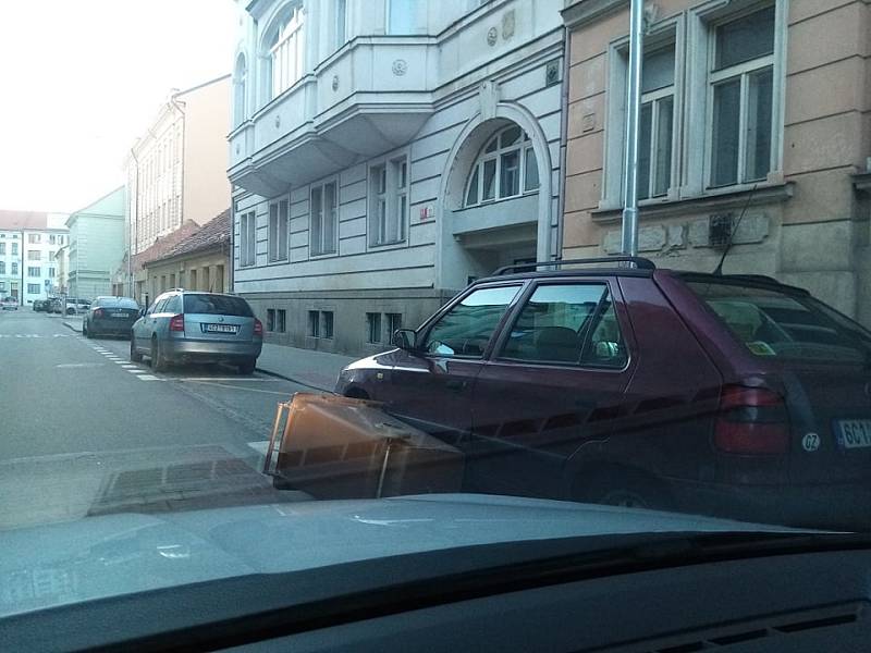 V Českých Budějovicích jsou téměř v každé ulici popadané popelnice, některé se zastavily až o auto. Snímek je ze  Štítného ulice.