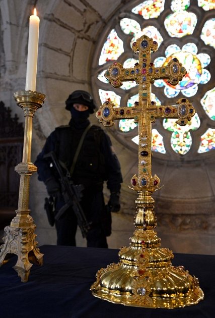 Závišův kříž, který je ve vyšebrodském klášteře v pancéřované klenotnici, střežili v březnu ozbrojenci.