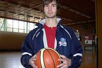 Basketbalista Filip Sahan přikráčel do haly v Kubatově ulici v bundě chomutovských Levhartů. 