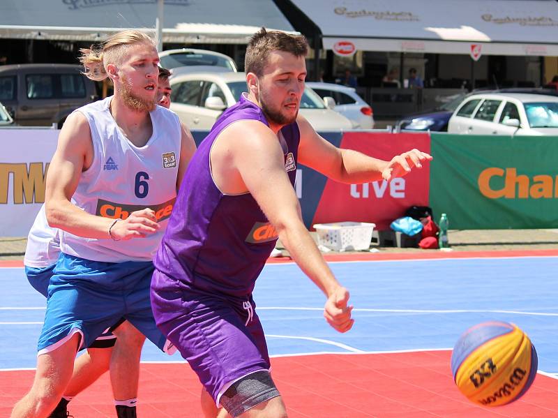 České Budějovice - Sobota 10. června patří na náměstí Přemysla Otakara II. v Českých Budějovicích basketbalu. Po roce tam dorazila Chance 3x3 Tour. U Samsona vyrostly čtyři kurty s mobilními koši.