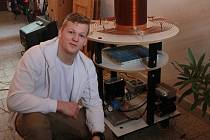 Mladý elektrotechnik Kamil Hála s Teslovým transformátorem, který si sám sestavil. 