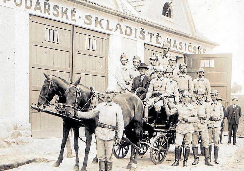 Hasičská zbrojnice (1933). Sbor dobrovolných hasičů se v Ledenicích ustavil v roce 1877. První „hasičárna“, neboli hospodářské skladiště hasičské, jak se tehdy říkalo.