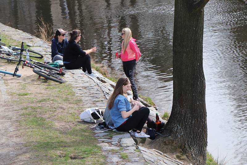 Jarní počasí v Českých Budějovicích vylákalo na procházky a jízdu na kole stovky lidí, kteří si užívali teplo a sluníčko.