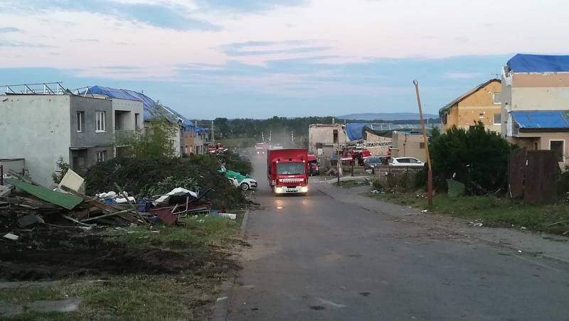 Od pátku 25. června jsou nasazeni profesionální hasiči Jihočeského kraje na Moravě. Během víkendu přešli ze záchranných na likvidační práce, střídají se po 48 hodinách.