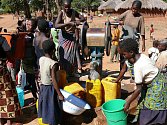 Funkční studna s pitnou vodou je pro mnoho Afričanů doslova zázrakem