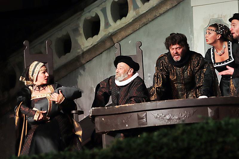Česká komedie Ženy Jindřicha VIII  aneb chudák králem na otáčivém hledišti v Českém Krumlově
