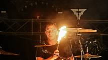 Muzikanti z hudební skupiny Seven natočili se svými přáteli videoklip, ve kterém bylo použito 63 výrobníků plamene a dalších 150 další podiových pyrotechnických efektů. Ohně připravil Tomáš Libich.