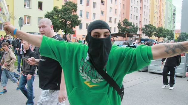 Protestní akce proti Romům se zvrtla v pouliční válku mezi demonstranty a policí.