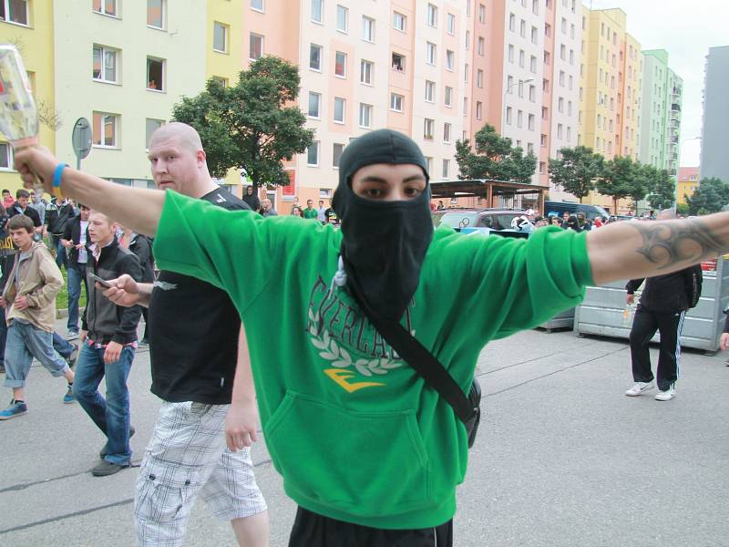 Protestní akce proti Romům se zvrtla v pouliční válku mezi demonstranty a policí.