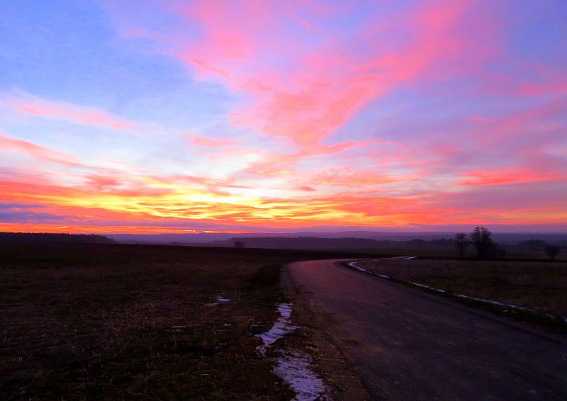Slunce čarovalo 13. ledna večer také na Táborsku, foceno z rozhledny v Krátošicích a na vyhlídce nad Košicemi.
