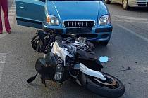Střet auta s motorkou 20. 10. 2021 v budějovické Nádražní ulici.