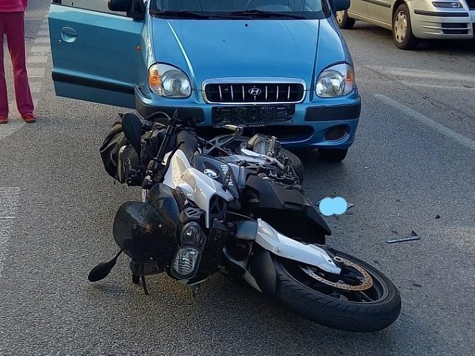Střet auta s motorkou 20. 10. 2021 v budějovické Nádražní ulici.