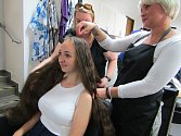Osmnáctiletá Andrea Krebsová z Českých Budějovic se nechala poprvé v životě ostříhat a své dlouhé vlasy věnovala onkologickým pacientům a dětem prostřednictvím Nadačního fondu Daruj vlasy. Její sen jí pomohly splnit kadeřnice Střední školy Jeronýmova.