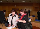 Ocenění od Sdružení českých spotřebitelů převzalo v jednacím sále krajského úřadu dvacet jihočeských podnikatelů. Byla mezi nimi i Marie Tichá z Dačic (vlevo), která se už může pyšnit oceněním cukrářka roku 2005.