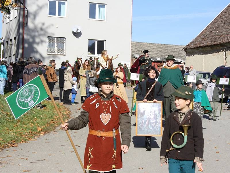 Povoz s čerstvými úlovky, průvod se svatým Hubertem, desítky mužů v zelených kamizolách a také početní diváci, tak vypadala v sobotu myslivecká slavnost v Chrášťanech.