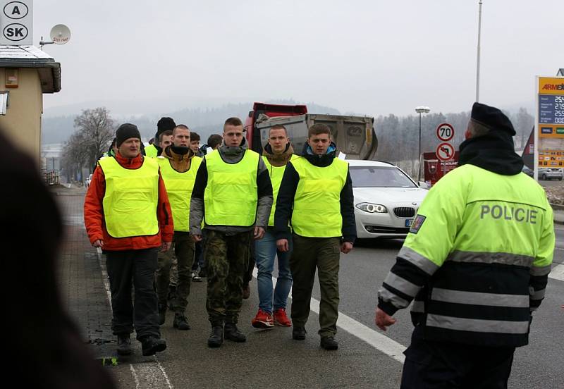 Jihočeští policisté cvičili na hranicích procedury spojené se zadržením migrantů a žadatelů o azyl. Roli uprchlíků sehráli při cvičení studenti policejní školy z Prahy – Hrdlořez.